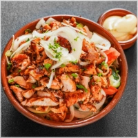 Komkommer, tomaat, sla, reepjes gekruide gyros en saus naar keuze
