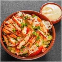 Komkommer, tomaat, sla, reepjes gekruide kipfilet en saus naar keuze