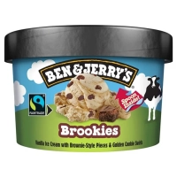 Vanilleroomijs met brownie-stijl koekjesdeeg chunks, gouden koekjes swirls en witte chocolade chunks