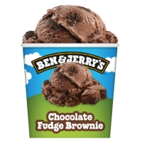 Chocoladeroomijs met stukken chocolate fudge brownie