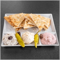 Pikante feta salade, gepureerde aubergine mousse, zachte viskuit mousse, aardappel en pita